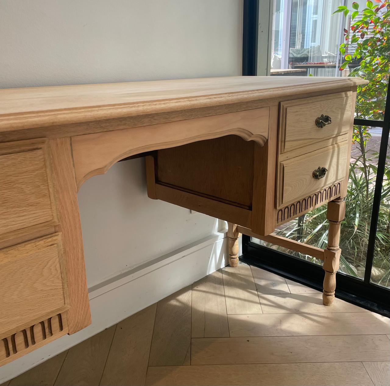 Layla Desk