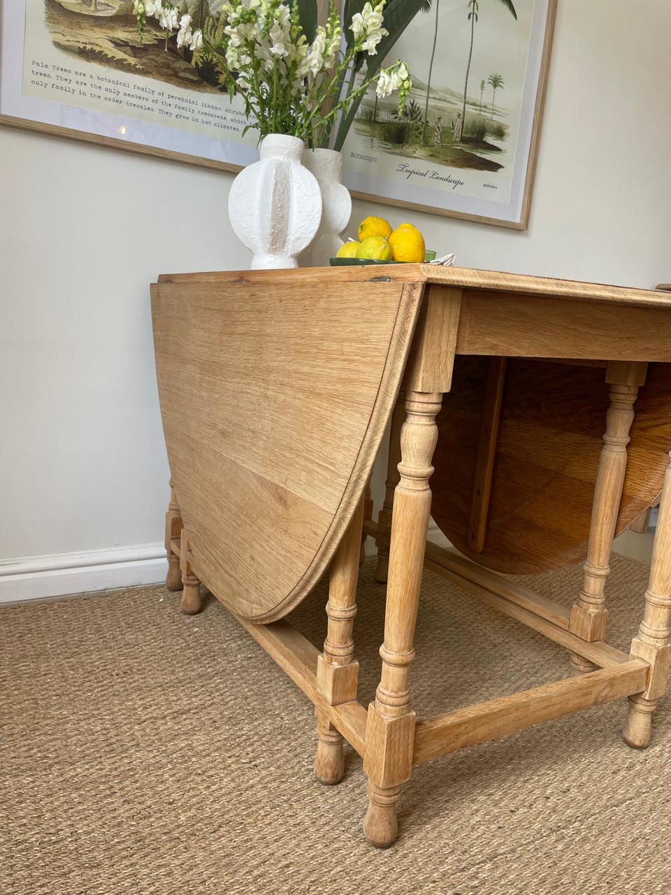 Victoria Diningroom Table