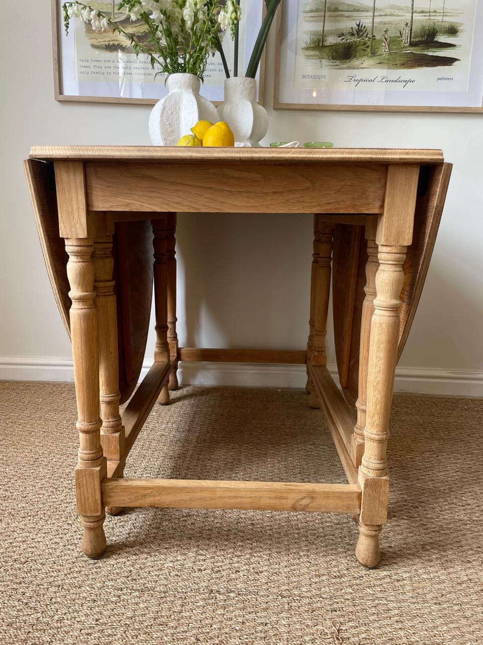 Victoria Diningroom Table