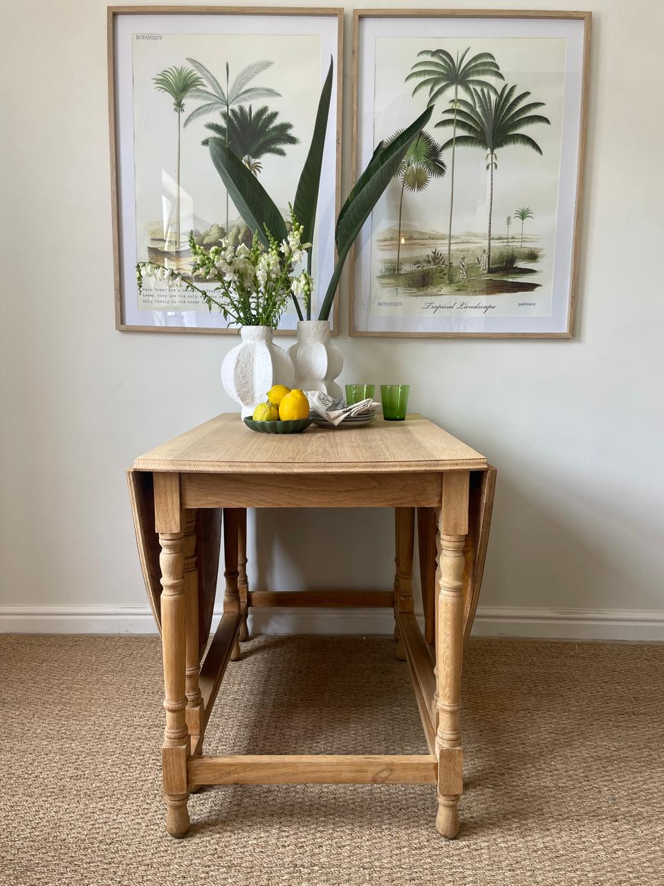 Victoria Diningroom Table