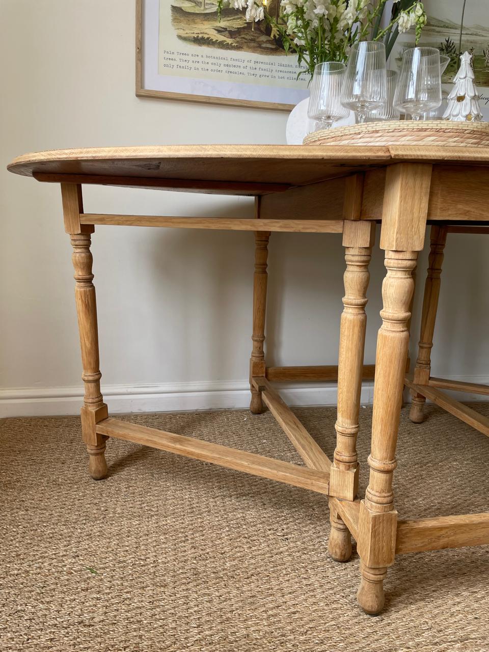 Victoria Diningroom Table