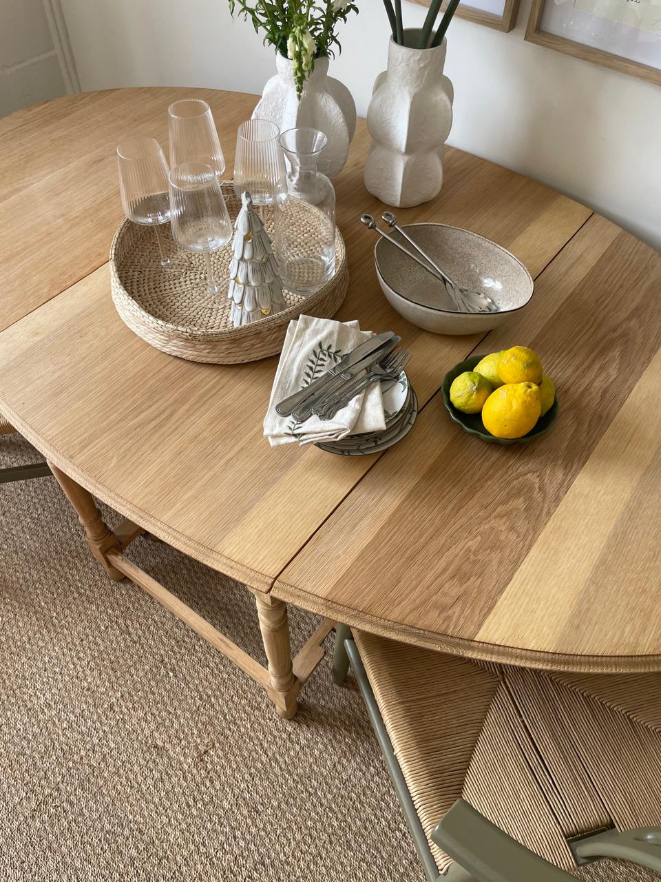 Victoria Diningroom Table